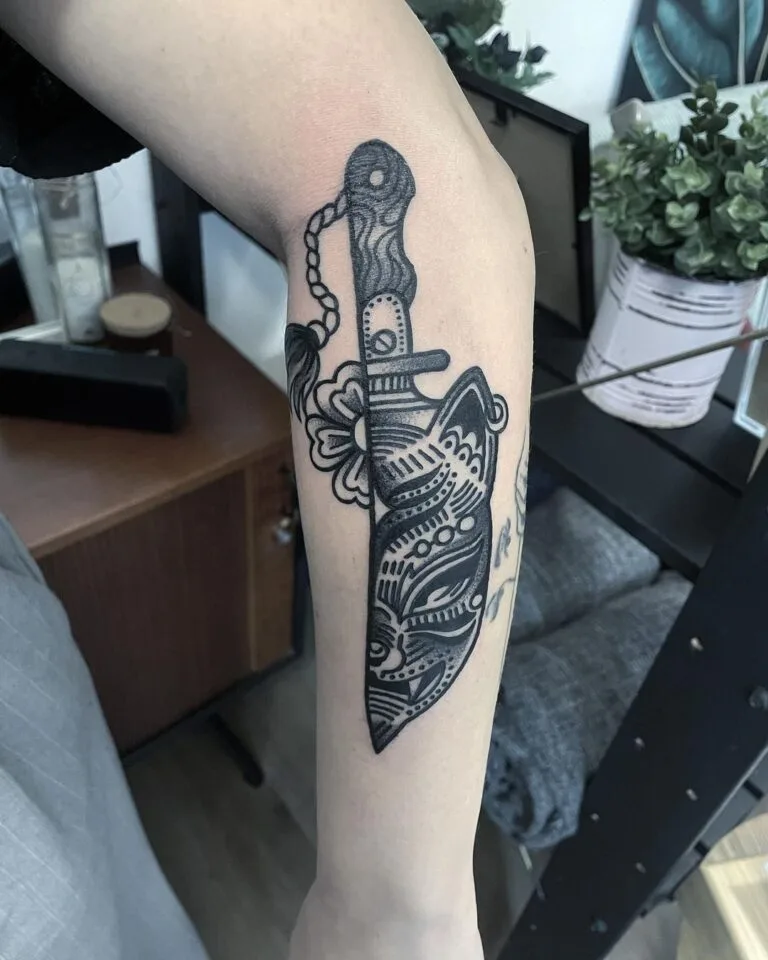 Tetování symbol síly nůž na předloktí
