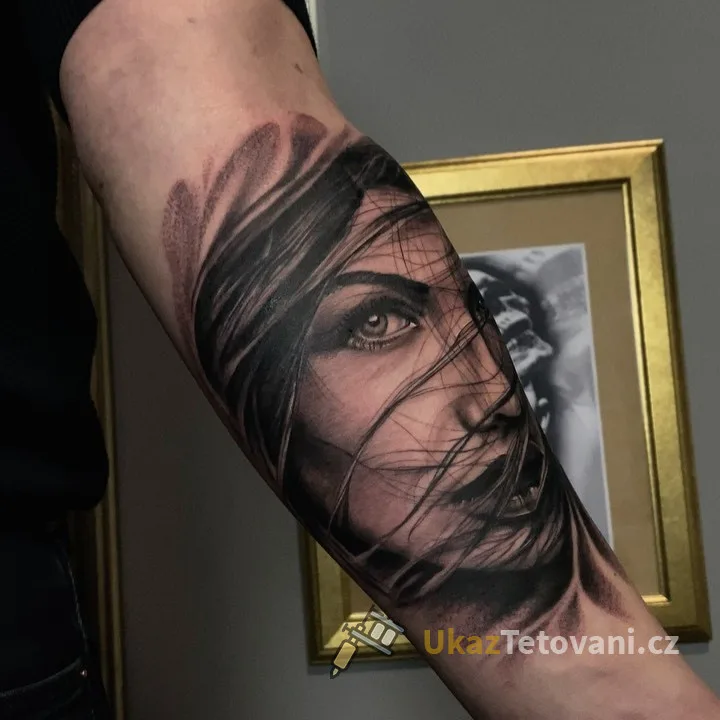 Tetování portrét ženy na předloktí