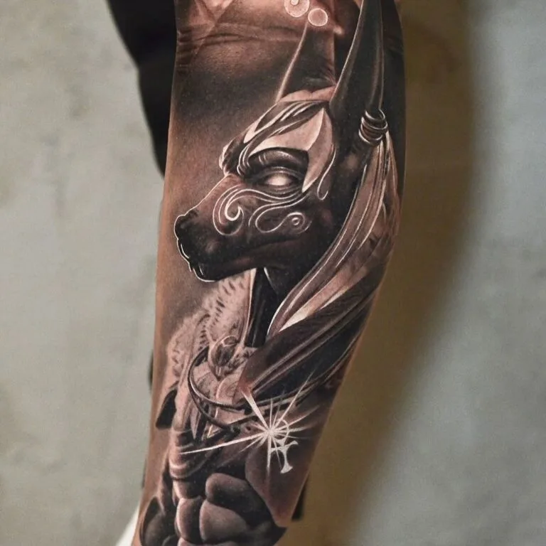 Bůh Anubis na lýtku