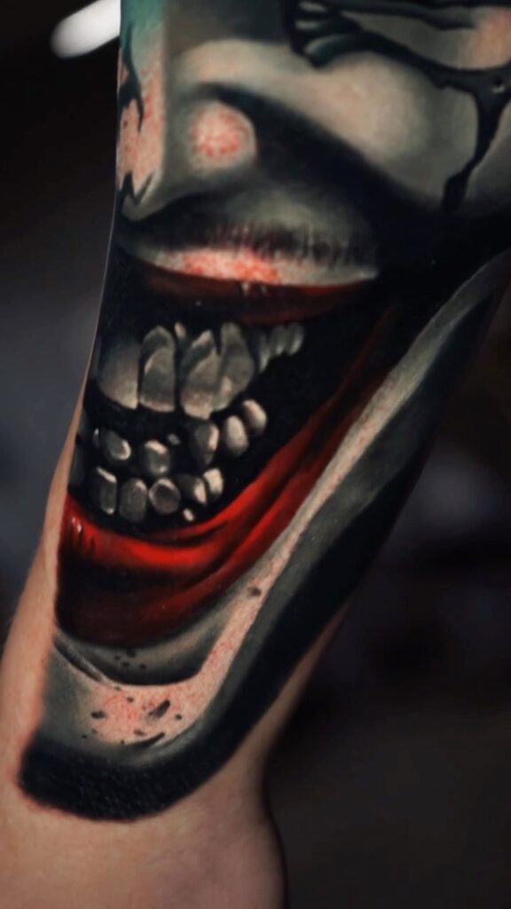 Tetování z filmů a pohádek Joker na předloktí