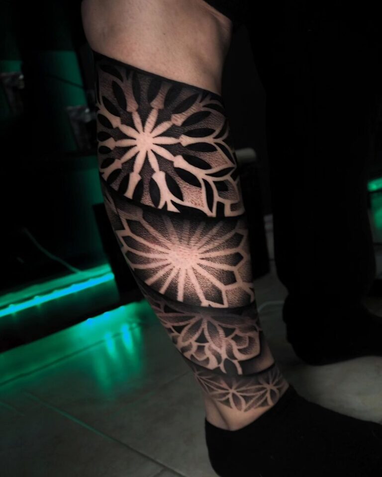 Tetování mandala na noze