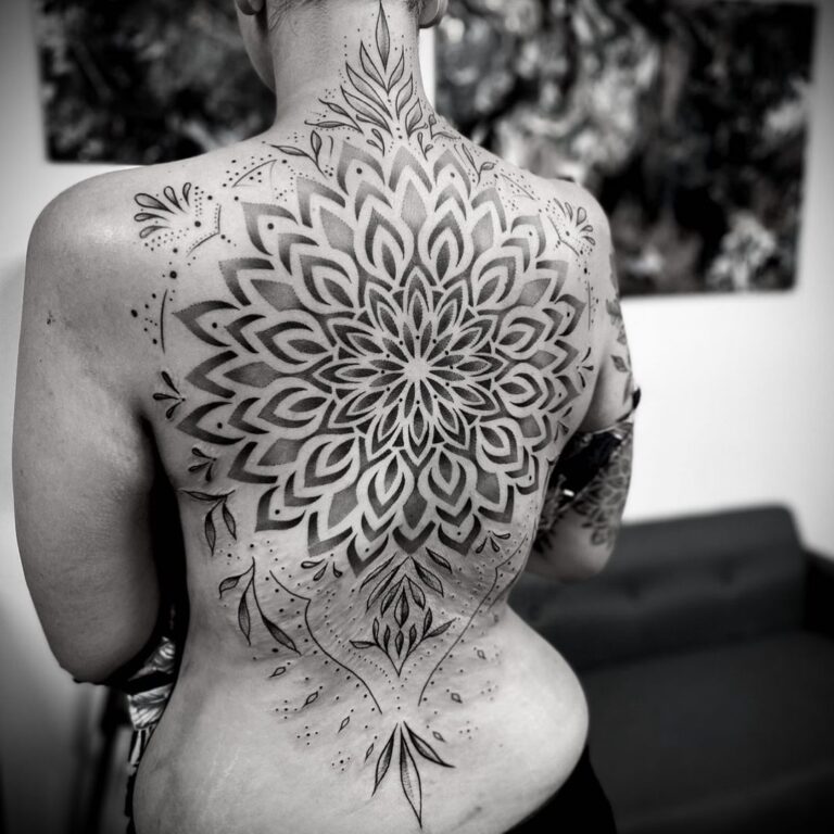 Tetování mandala na zádech