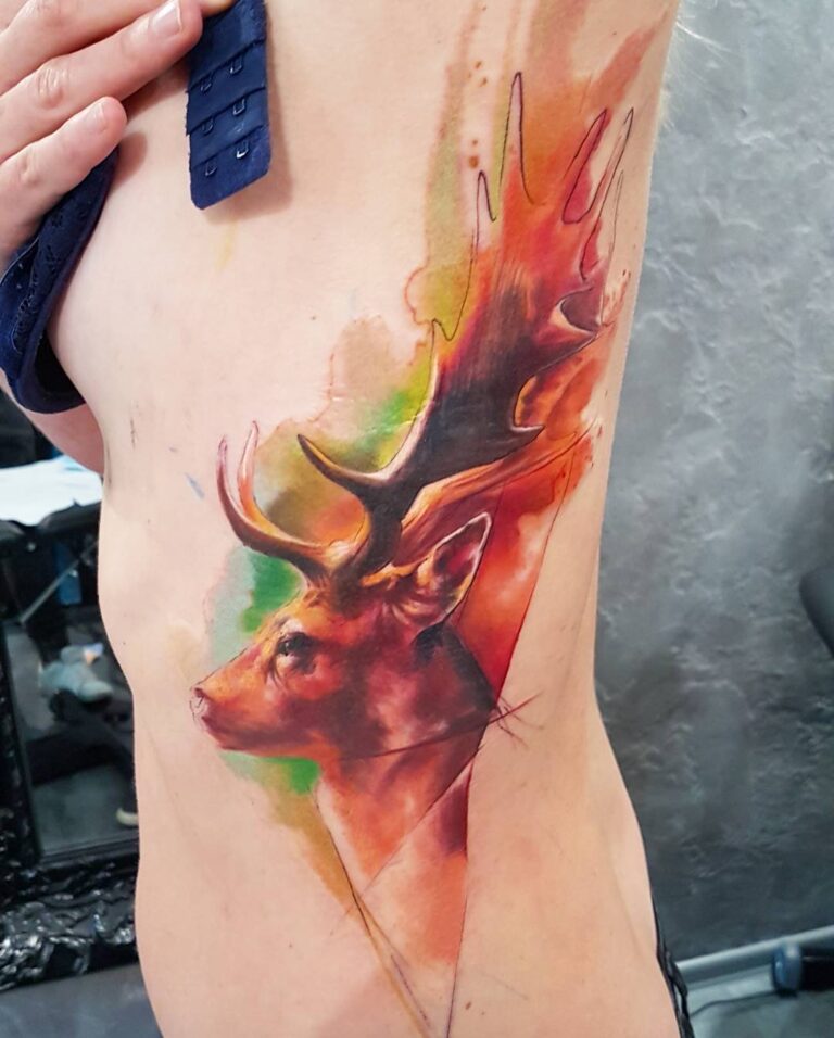 Tetování zvířata, jelen na žebrech