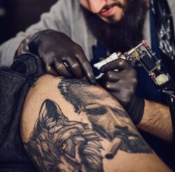 Blackandgray styl tetování.