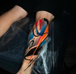 Abstraktní styl tetování.