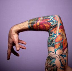 Barevný styl tetování na ruce.