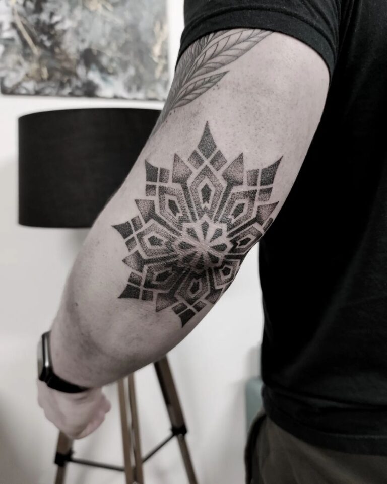 Tetování mandala na lokti