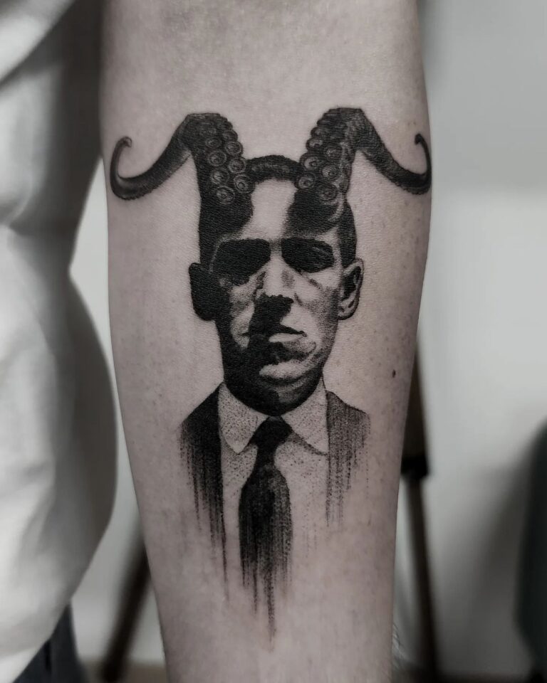 Tetování osobnosti, H. P. Lovecraft na předloktí