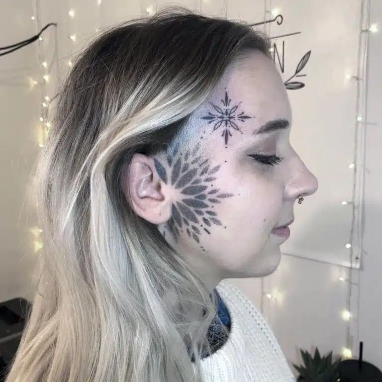 Tetování mandala na obličeji