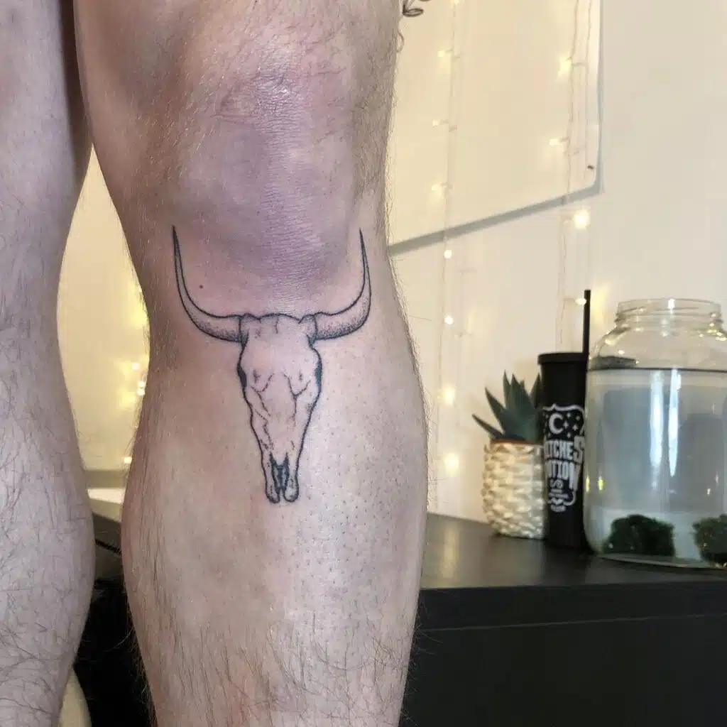 Tetování lebka na holeň