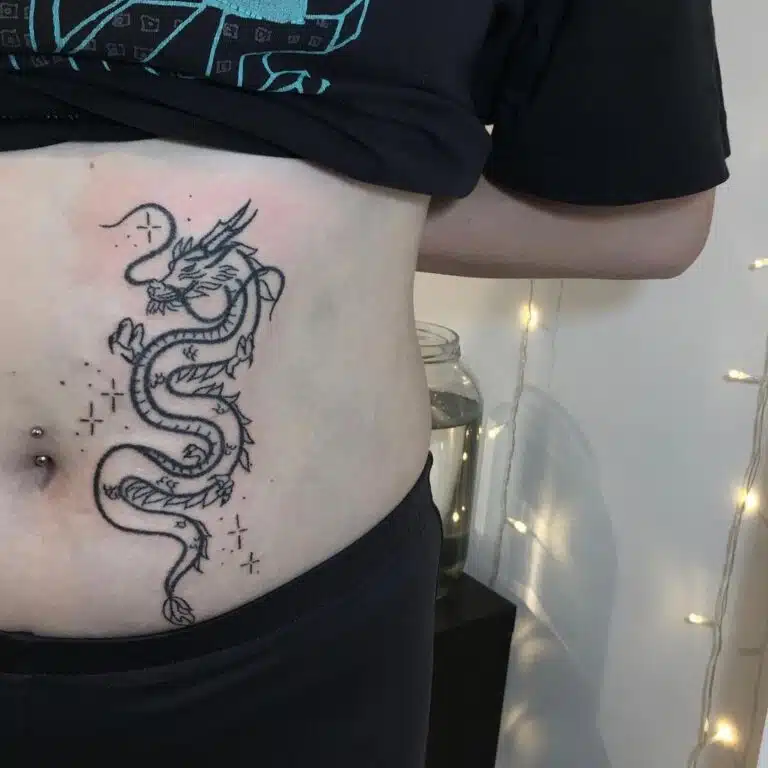 Tetování mýtické bytosti, drak na břichu