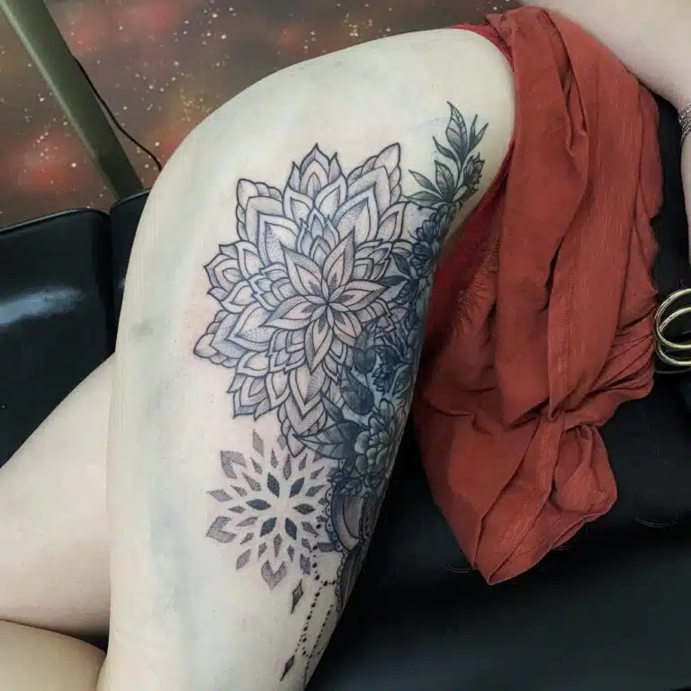 Tetování mandaly na stehně