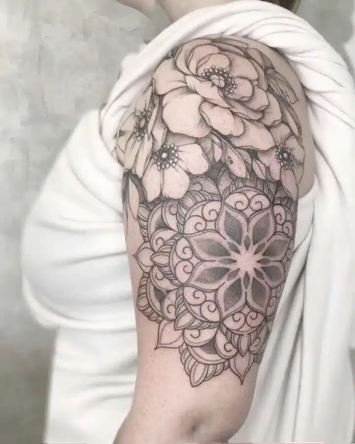Tetování mandala s květinami na rameni