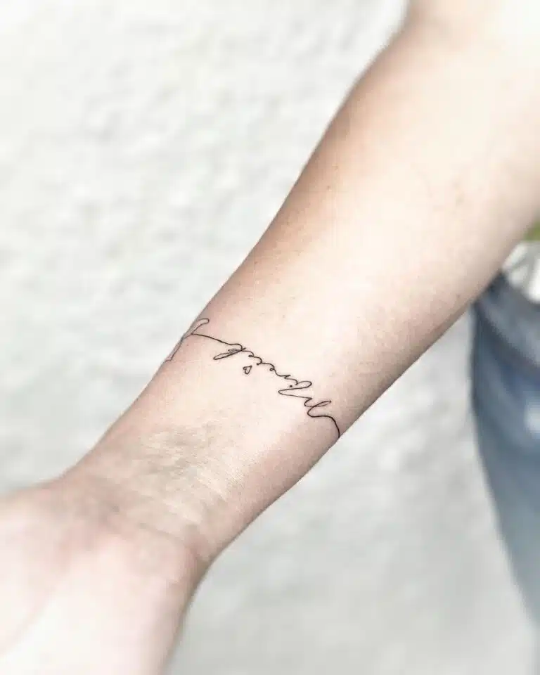 Tetování nápisy, jméno na předloktí