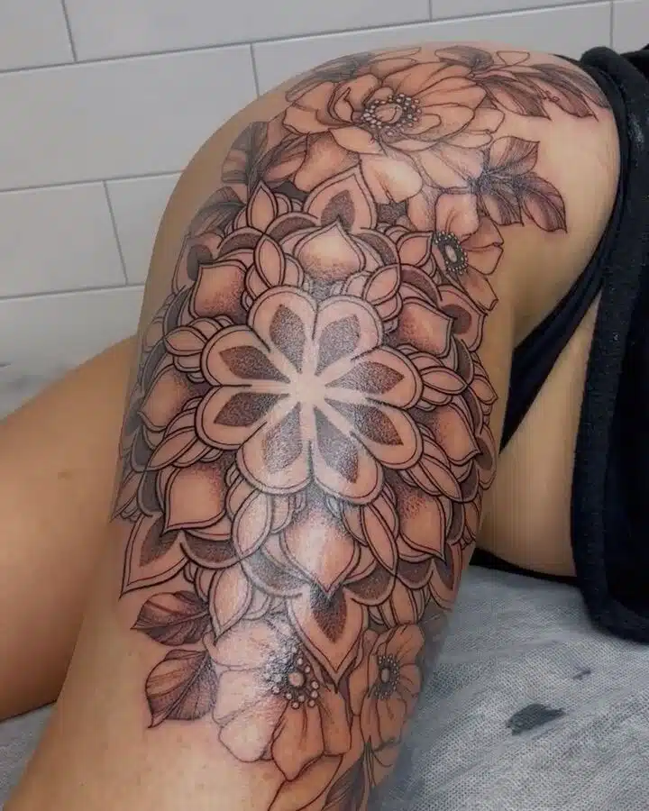 Tetování mandala na stehně