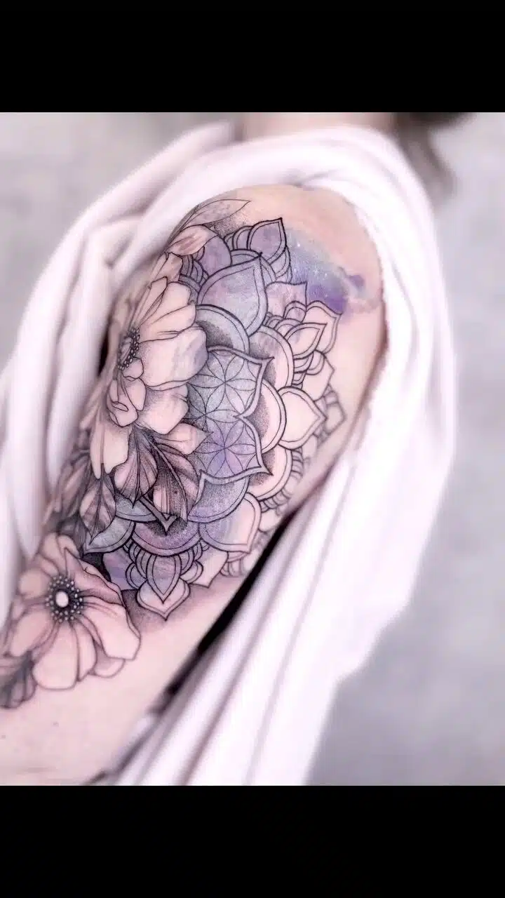 Tetování květiny a mandala na paži