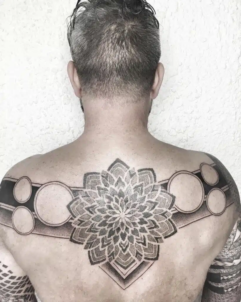 Tetování mandala na zádech