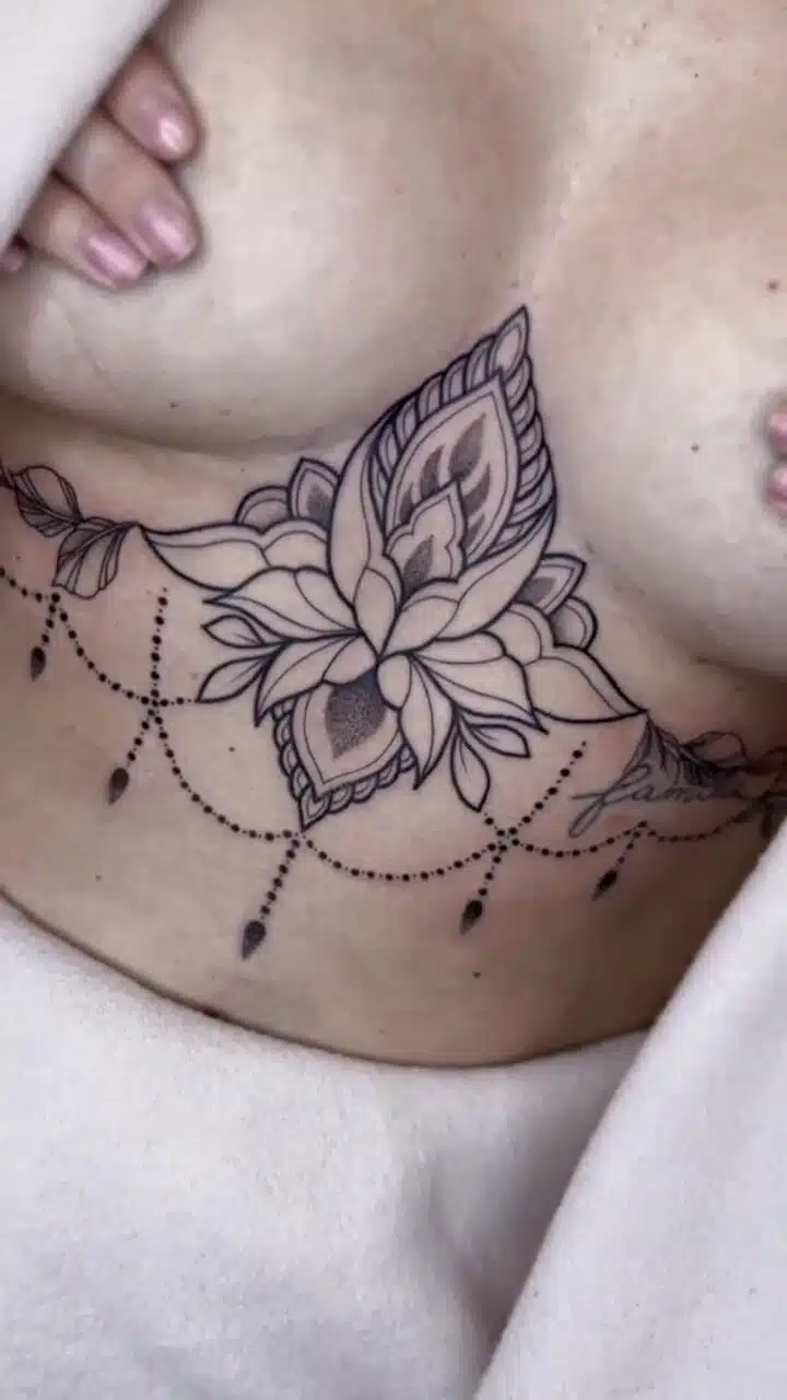 Tetování mandala lotus mezi prsa