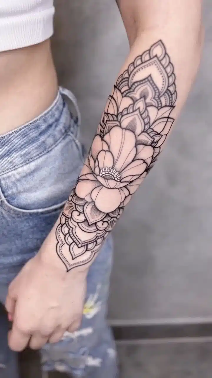 Tetování mandala s květinou na předloktí