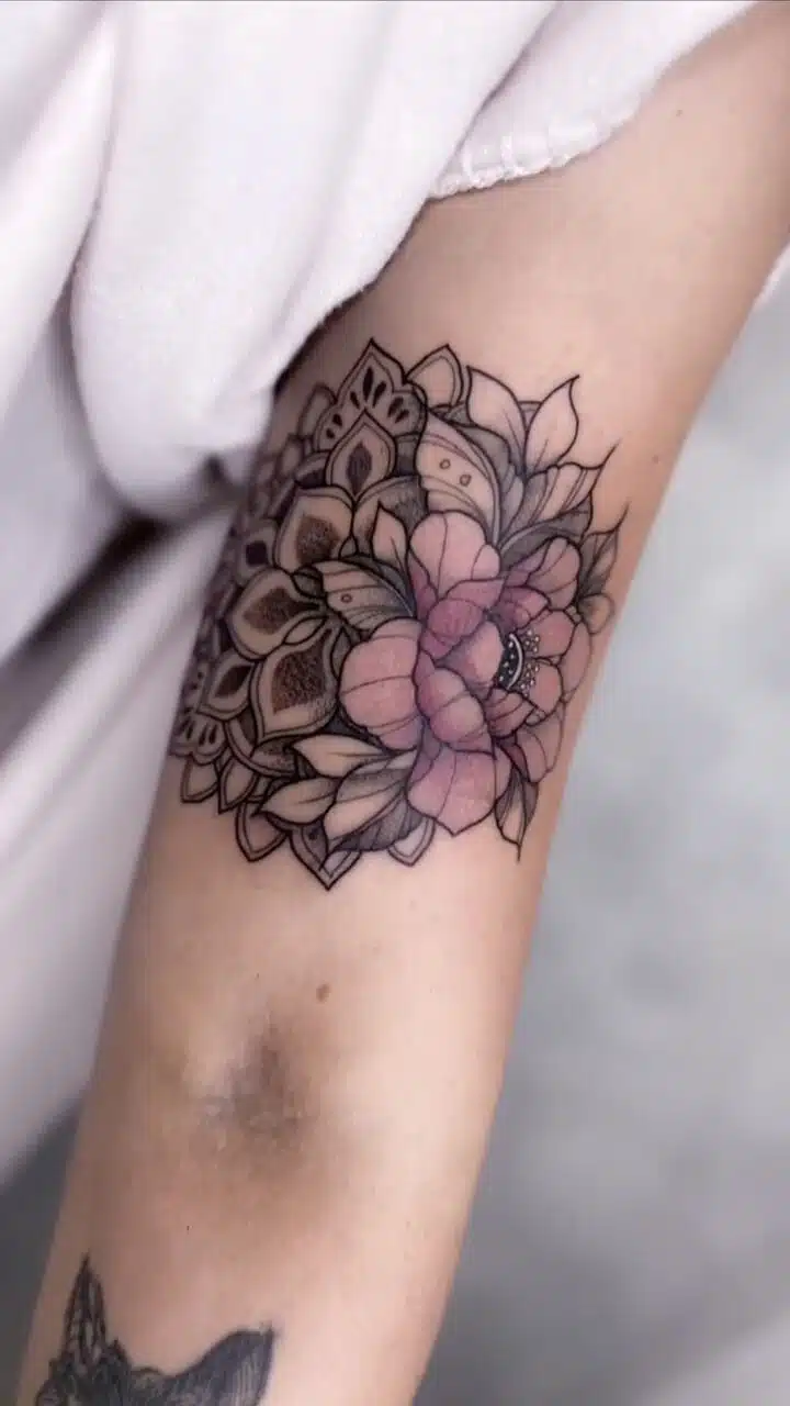 Tetování mandala s květinou na paži