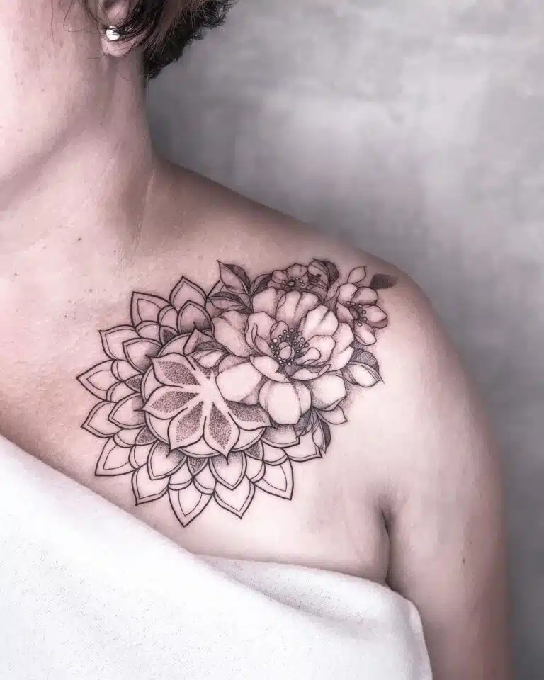Tetování mandala s květinami na klíční kosti