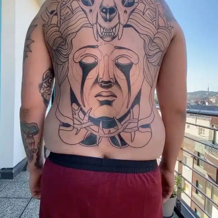 Tetování lebka a maska na zádech