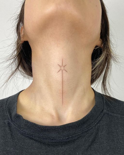 Tetování handpoke hvězdy na krku.