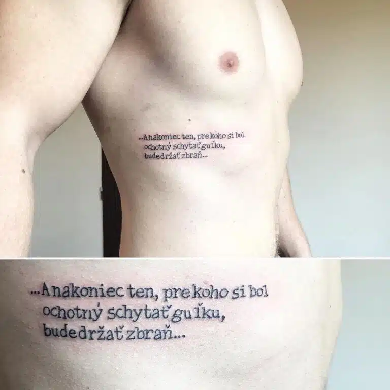 Tetování písmena, nápis na žebrech
