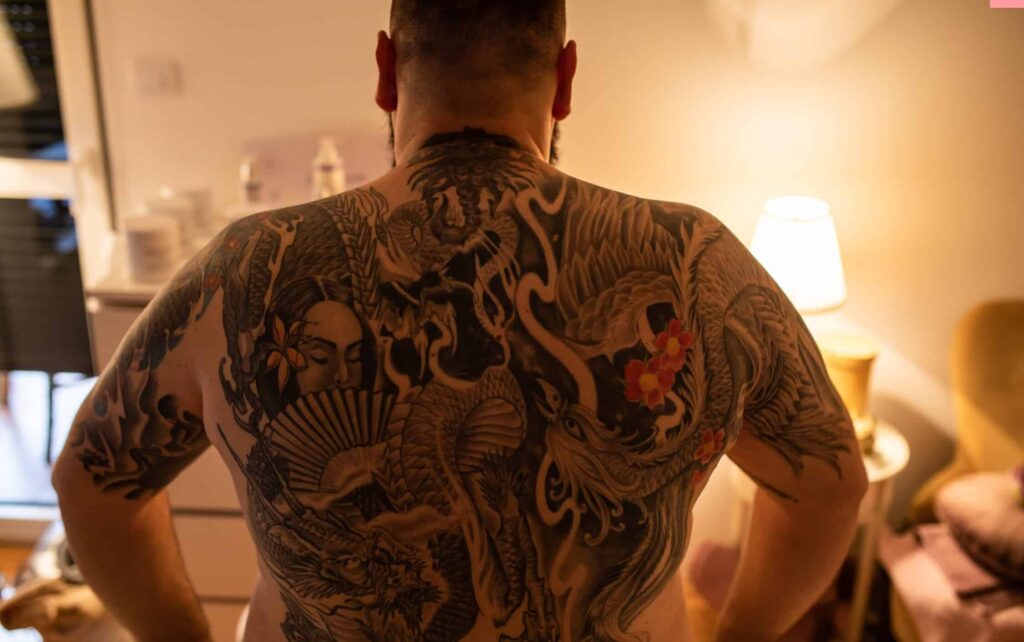 Člen Yakuzy s typickým tetováním na zádech.