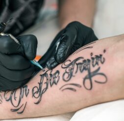 Lettering styl tetování.