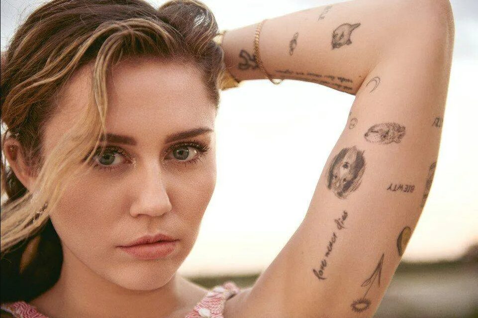 Tetování Miley Cyrus na ruce.