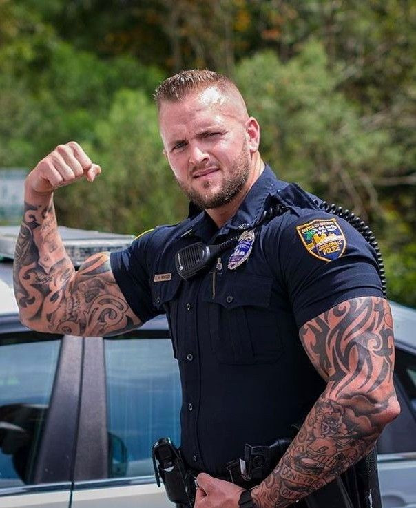 Potetovaný policista.