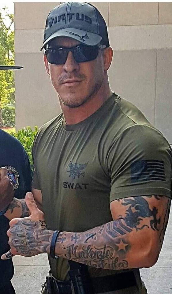 Potetovaný policista SWAT.