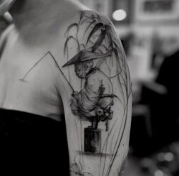 Tetování ve stylu skici.