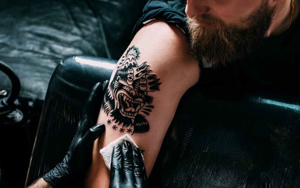 Tribal tetování na rameni.