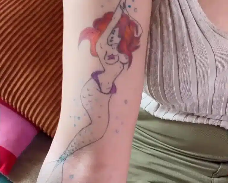 Mýtický bytost, mořská panna na paži