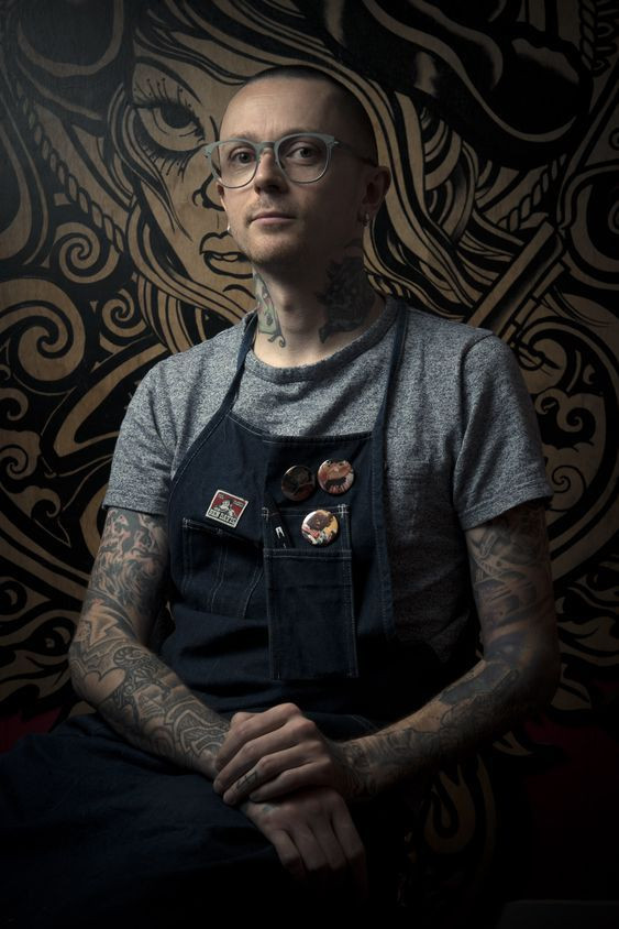 Barista s tetováním