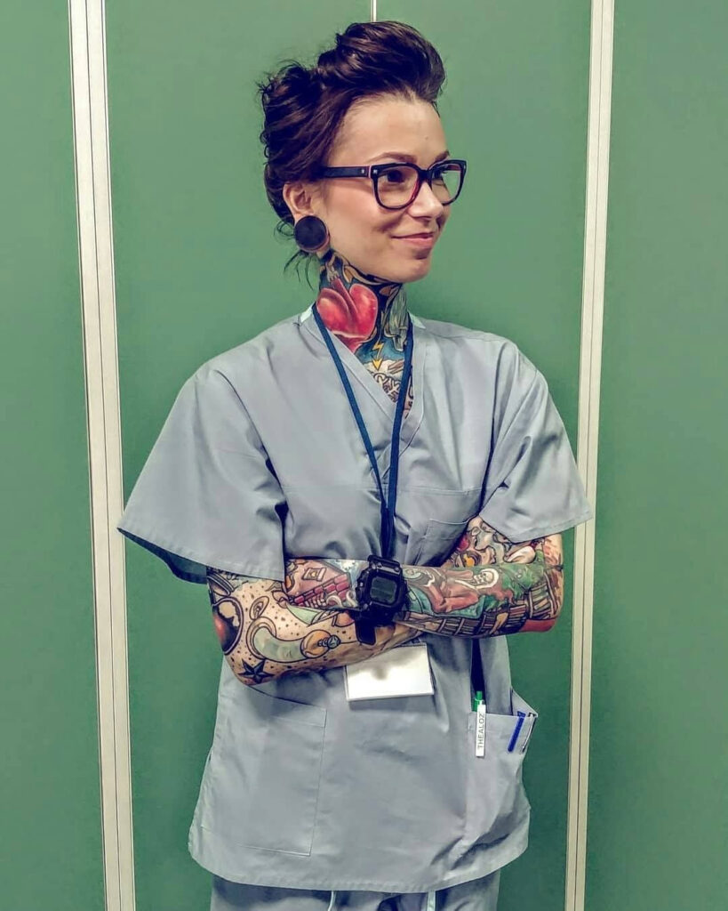 Potetovaná zdravotní sestra.