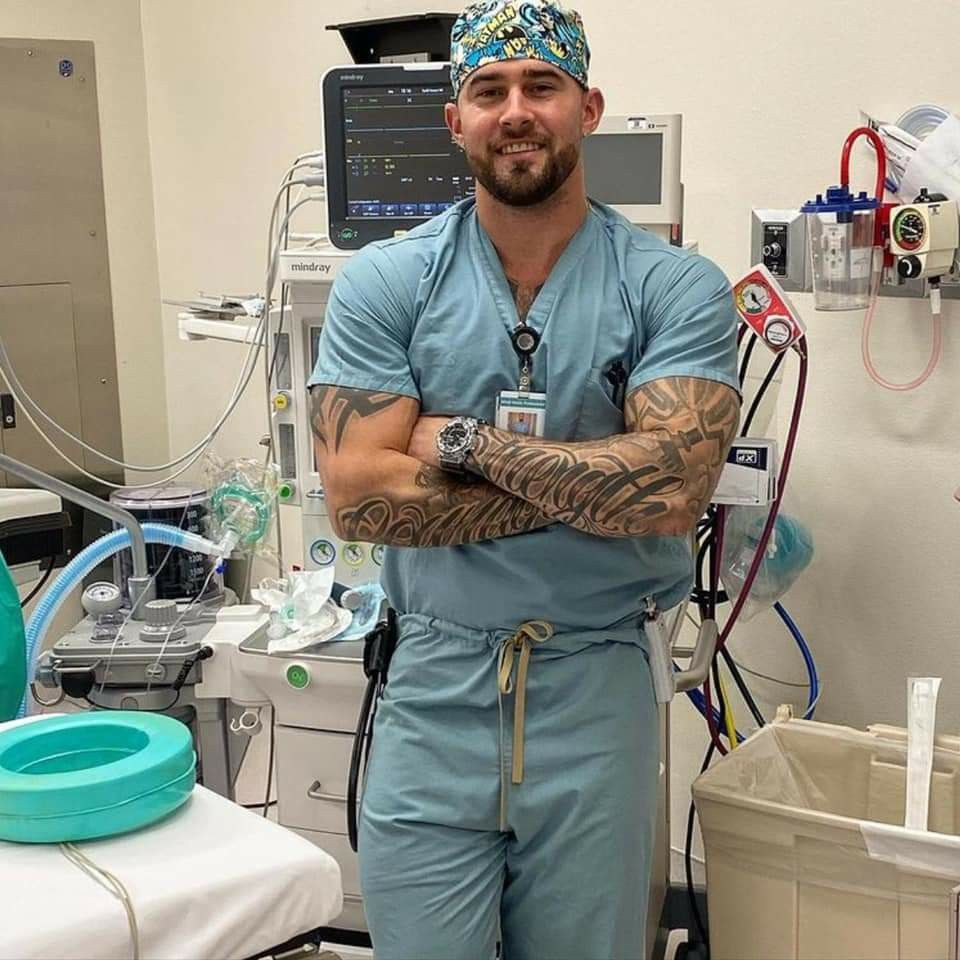 Potetovaný zdravotník.