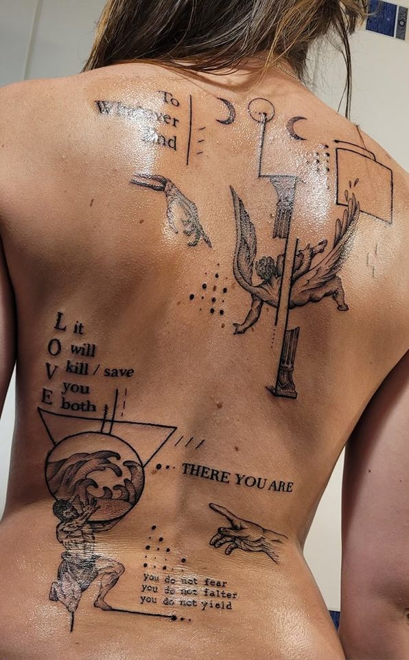 tetování přes záda.