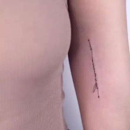 Symbol citát, nápis na paži