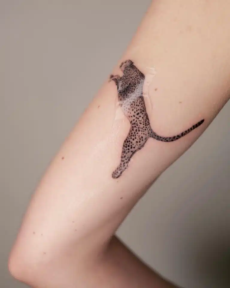 Tetování symboly, zvíře leopard na paži
