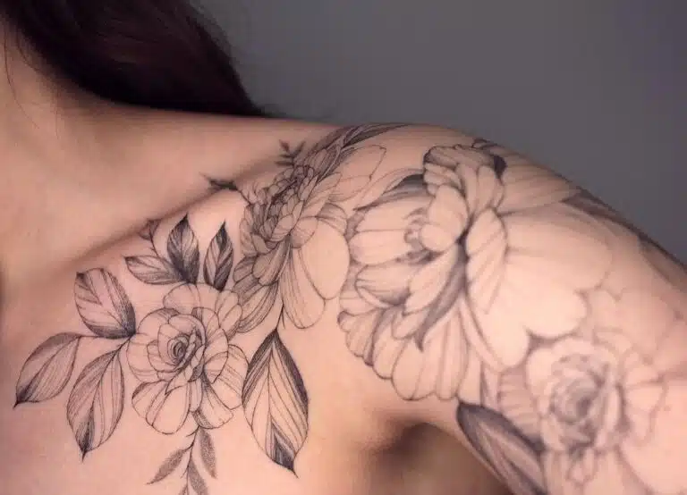 Tetování symboly, květiny na rameno