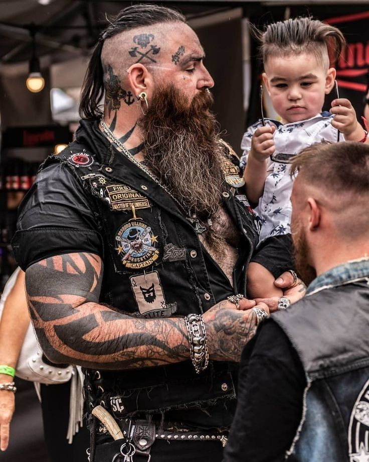 Motorkář e svými dětmi.