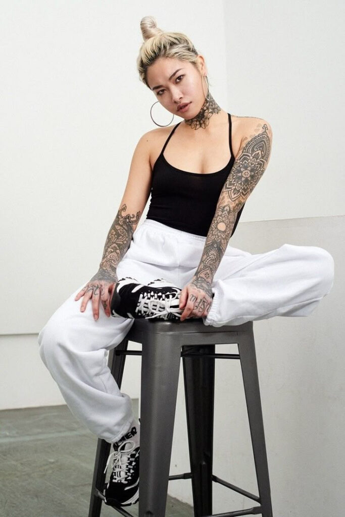 potetovaná slečna na židličce.