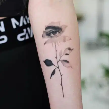 Tetování květina, růže s okem na předloktí