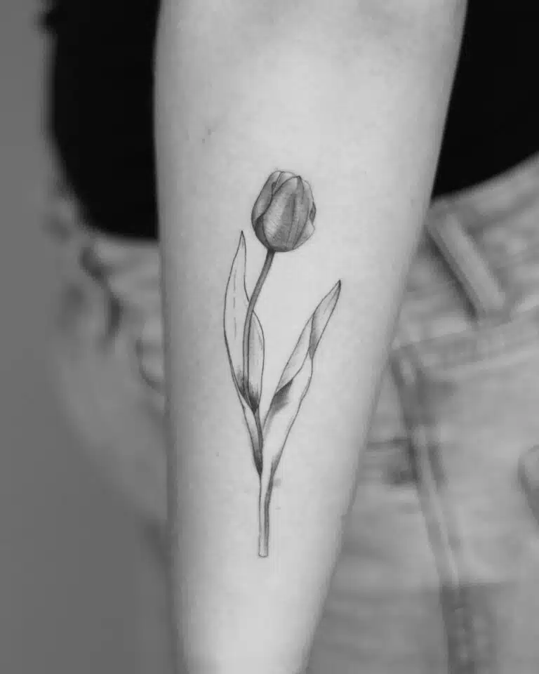 Tetování květina, tulipán na předloktí