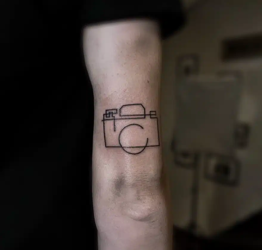 Tetování čáry, fotoaparát na paži
