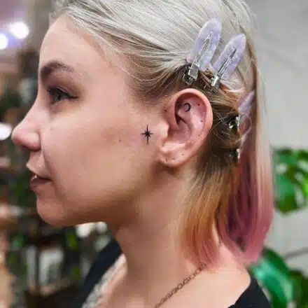 Tetování měsíc a hvězda na uchu