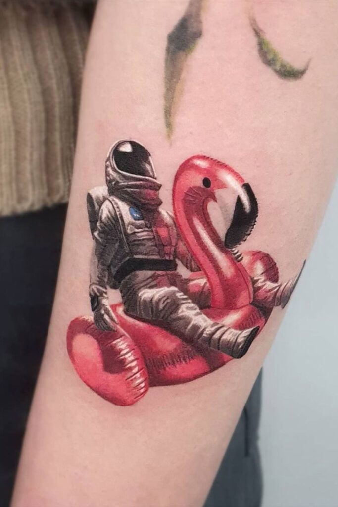 Astronaut na nafukovacím plameňákovi.